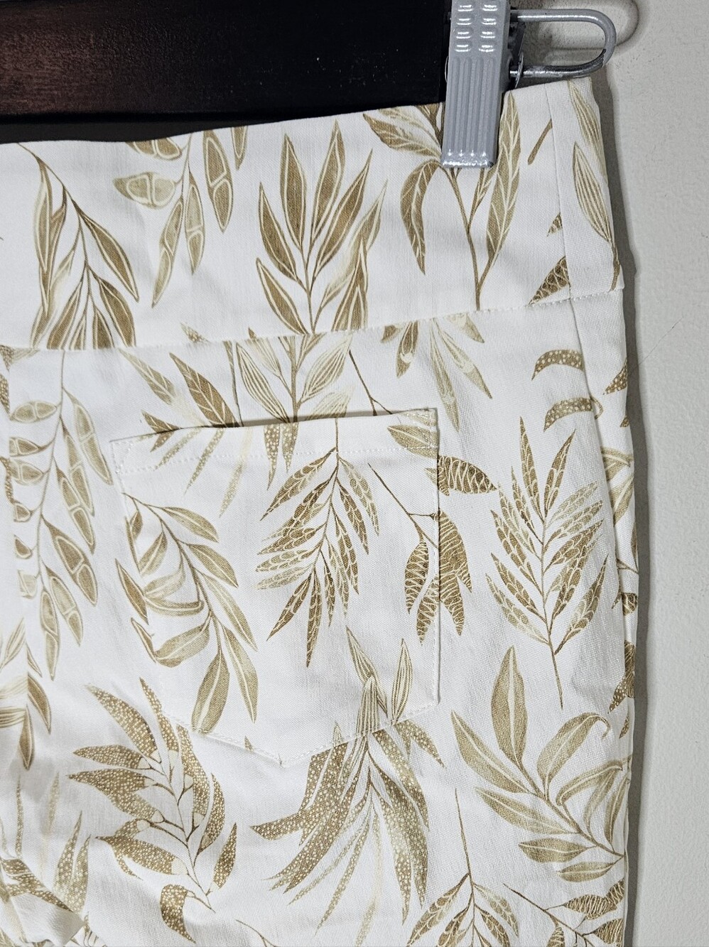 J McLaughlin Ivy Pants Tan White Leaf Print Cropped Stretch Pull On Women's 0 - Picture 7 of 9